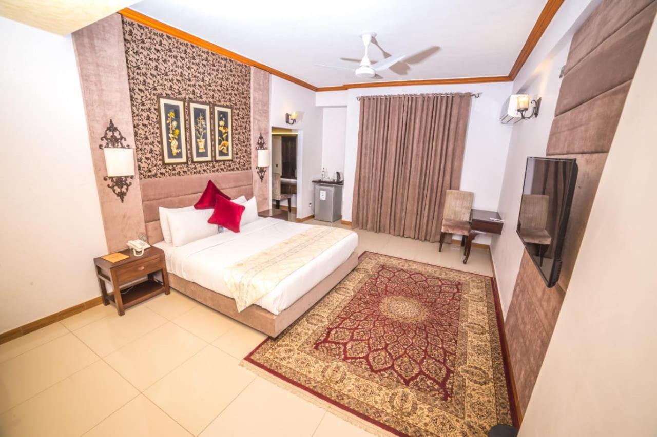 Shelton'S Rezidor Hotel Peshawar Exterior photo